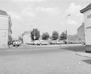 62056 Gezicht op het braakliggende terrein op de hoek van de Lauwerecht (voorgrond) en de Draaiweg te Utrecht, dat in ...